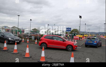 Remarque EDS : les plaques d'immatriculation pixellisées par le personnel de PA Picture Desk dirigent le trafic vers un centre de test Covid-19 à l'aéroport de Glasgow, car le Royaume-Uni continue à se verrouiller pour aider à freiner la propagation du coronavirus. Banque D'Images