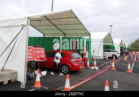 Remarque EDS : les plaques d'immatriculation pixellisées par PA Picture Desk Boots aident le personnel d'un centre de test Covid-19 à l'aéroport de Glasgow, car le Royaume-Uni continue à se verrouiller pour aider à freiner la propagation du coronavirus. Banque D'Images