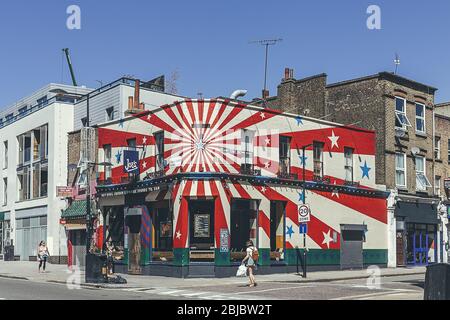 Londres/UK-2/08/18 : la façade peinte et lumineuse du Joe's, un bar dansant à l'angle de Chalk Farm Road et de Belmont Street dans le quartier londonien de Camd Banque D'Images