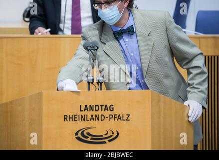 Mayence, Allemagne. 29 avril 2020. Un employé du Landtag nettoie la lanterne du Landtag avec du désinfectant. Dans le cadre de l'ordre du jour abrégé, les députés doivent voter, entre autres, sur une loi sur les routes d'État modifiée, sur la loi sur les taxes municipales et sur une nouvelle loi sur les écoles. Le premier ministre fera également une déclaration du gouvernement. Crédit: Andreas Arnold/dpa/Alay Live News Banque D'Images