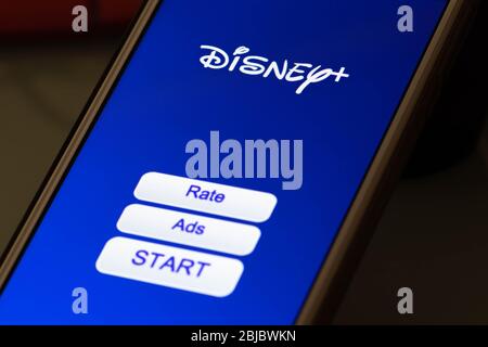 Application Disney plus sur le smartphone. Service de streaming vidéo à la demande, application pour enfants, enfants Banque D'Images