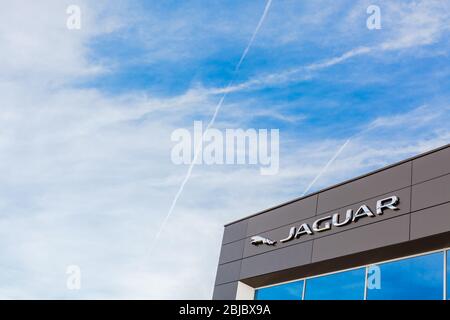 Logo de la marque Jaguar sur fond bleu vif situé dans son immeuble de bureaux de concessionnaires à Lyon, France - 23 février 2020 Banque D'Images