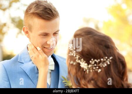 Beau couple de mariage sur fond flou, vue rapprochée Banque D'Images