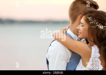 Beau couple de mariage près de la rivière, vue rapprochée Banque D'Images