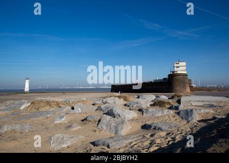 Ville de Wallasey, Angleterre. Vue pittoresque sur la plage de New Brighton, avec fort Perch Rock et le phare de New Brighton en arrière-plan. Banque D'Images