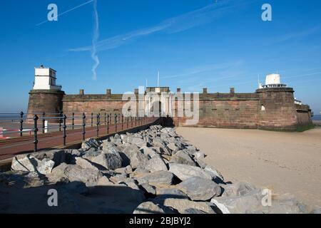Ville de Wallasey, Angleterre. Vue pittoresque de fort Perch Rock situé à l'embouchure de l'estuaire de Mersey. Banque D'Images