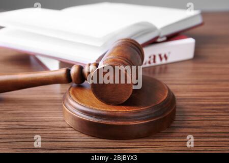 Juges gavel et livres sur table en bois Banque D'Images