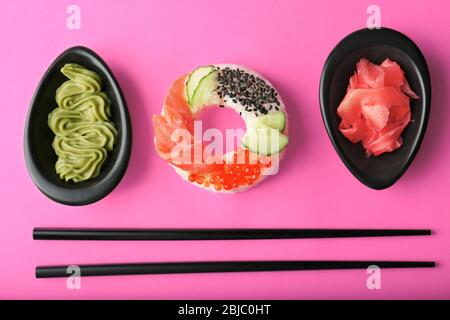 Beignet de sushi sur fond rose Banque D'Images