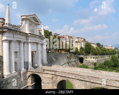 La vieille porte de la ville Porta San Giacomo et le paysage de Bergame Italie avec une rue vide lors d'une belle journée d'été Banque D'Images