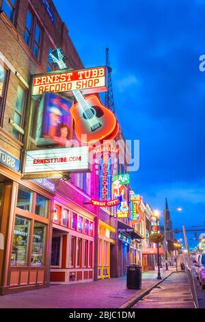 NASHVILLE, TENNESSEE - 20 août 2018 : l'honky-tonks sur Broadway. Le quartier est célèbre pour les nombreux spectacles de musique country establishme Banque D'Images