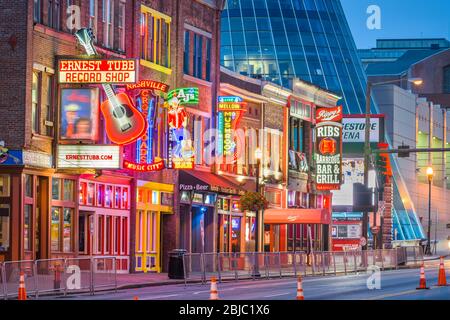 NASHVILLE, TENNESSEE - 20 août 2018 : l'honky-tonks sur Broadway. Le quartier est célèbre pour les nombreux spectacles de musique country establishme Banque D'Images