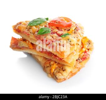 Tranches de savoureuses pizzas italiennes isolées sur blanc Banque D'Images