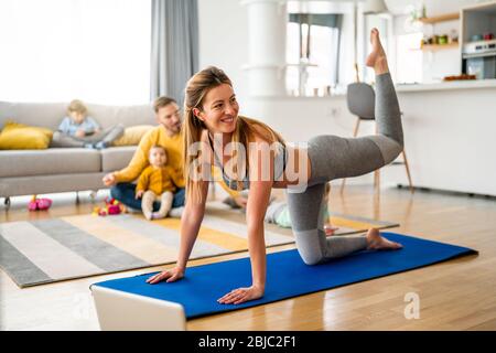 Vidéo de yoga sport en streaming. Restez à la maison. Cours de fitness à domicile en direct en streaming en ligne. Banque D'Images