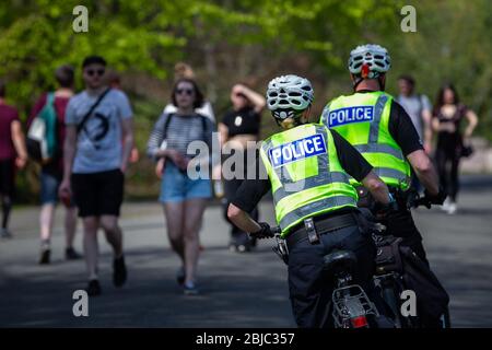 Police en patrouille à Kelvingrove Park, Glasgow, Royaume-Uni, pendant le verrouillage du virus Corona, faisant appliquer la distanciation sociale. Banque D'Images