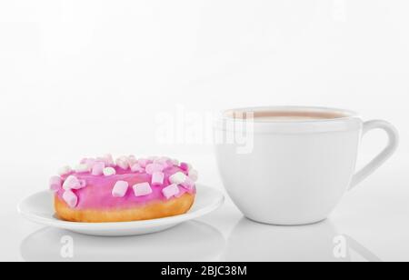 Délicieux beignet et tasse de café isolé sur blanc Banque D'Images