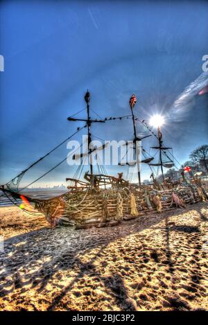 Ville de Wallasey, Angleterre. Vue artistique silhouettée sur le bateau pirate de la perle noire sur la plage de New Brighton. Banque D'Images