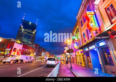 NASHVILLE, TENNESSEE - 20 août 2018 : l'honky-tonks sur Broadway. Le quartier est célèbre pour les nombreux spectacles de musique country establishme Banque D'Images