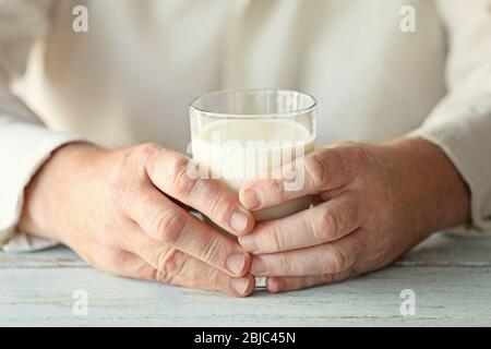 Senior man holding verre de lait Banque D'Images