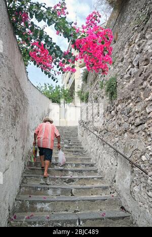 A Amalfi, un homme qui montez un escalier de labyrinthe typique de rue étroite et d'escalier, Campanie Banque D'Images