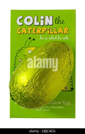 M&S Colin l'oeuf de Pâques au chocolat Caterpillar il est ce qu'il mange retiré de la boîte isolée sur fond blanc - lait chocolat Hollow Egg Banque D'Images