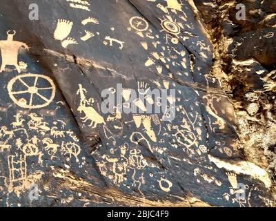 Le rock de journaux était un lieu favori des Anasazi pour sculpter les pétroglyphes. Le rocher de Newpaper se trouve dans le parc national de Canyonlands, près de Moab Utah. Banque D'Images