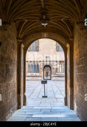 Un panneau de "cience s'il vous plaît" se tient dans l'arche de la bibliothèque Bodleian, Oxford. Silencieux pendant le verrouillage du Coronavirus / Covid-19 Banque D'Images