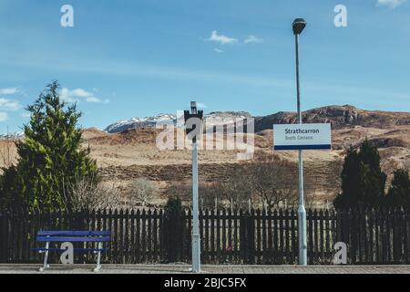 La gare de Strathcarron, une gare éloignée sur la ligne Kyle de Lochalsh, dessert le petit village de Strathcarron et le plus grand village Banque D'Images