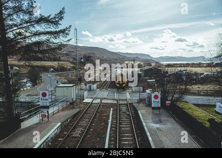 Scotland/UK-20/3/18: Première Super Sprinter ScotRail de classe 156 qui s'approche de la gare de Strathcarron sur la ligne Kyle de Lochalsh, desservant le Str Banque D'Images