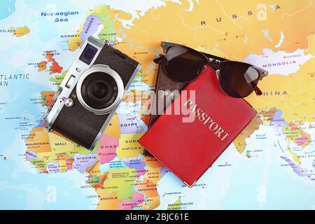 Concept d'aventure. Appareil photo, lunettes de soleil, passeports sur la carte Banque D'Images