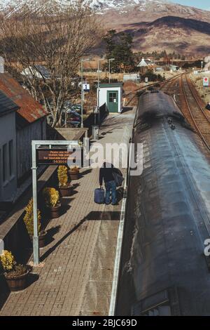 Scotland/UK-20/3/18: Un homme qui se trouve sur un train à la gare de Strathcarron, une gare à distance sur la ligne Kyle de Lochalsh, desservant le Banque D'Images
