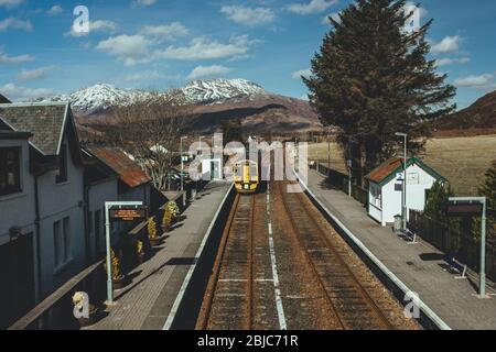 Scotland/UK-20/3/18: Première ScotRail Classe 156 Super Sprinter quittant la gare de Strathcarron sur la ligne Kyle de Lochalsh dans le Strathcarron Banque D'Images