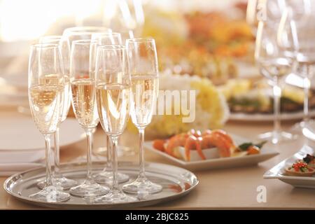 Plateau avec verres de champagne sur table en bois, vue rapprochée Banque D'Images