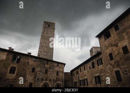 Temps de tempête sur les hautes tours de San Gimignano, Toscane, Italie Banque D'Images