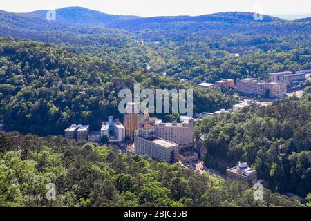 Le grand bâtiment des arts médicaux et l'hôtel Arlington sont vus au sud de la tour de montagne de Hot Springs, Hot Springs NP, Arkansas, États-Unis Banque D'Images