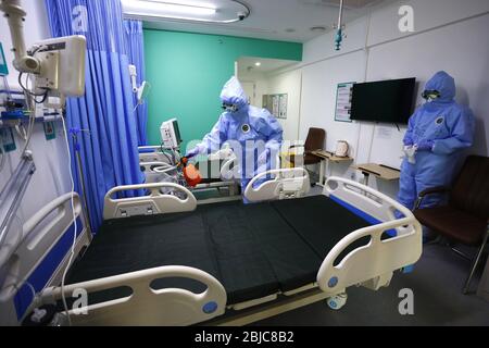 Pékin, Chine. 28 avril 2020. Tous les nouveaux patients atteints de pneumonie à coronavirus ont été traités en rétablissement et ont été libérés de l'hôpital de Xiaotangshan à Beijing, en Chine, le 28 avril 2020. (Photo par photo Haut de page/Sipa USA) crédit: SIPA USA/Alay Live News Banque D'Images