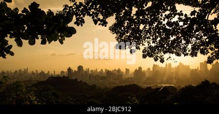 Lever du soleil avec panorama sur Panama City dans des couleurs chaudes orange Banque D'Images