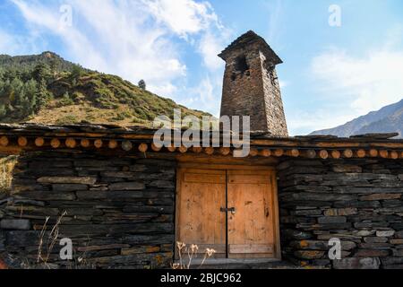Caucase, Géorgie, région de Tusheti, Dartlo. Vue sur une porte fermée dans le village de Dartlo vidé de ses habitants pour l'hiver avec un médiéval à Banque D'Images