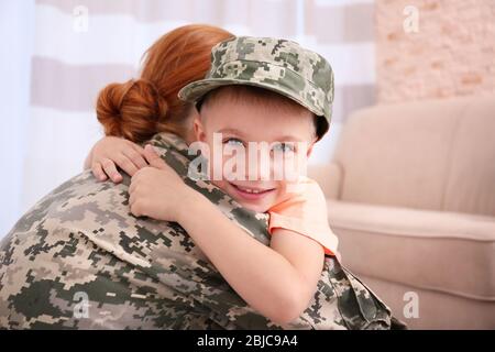 Mère soldat et petit enfant dans la chambre Banque D'Images