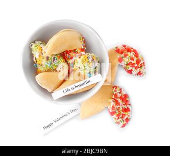 Cookies Fortune avec saupoudrer dans un bol isolé sur blanc Banque D'Images