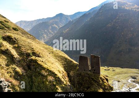 Caucase, Géorgie, région de Tusheti, Dartlo. Vue sur une tour médiévale dans le village de Dartlo W. Banque D'Images