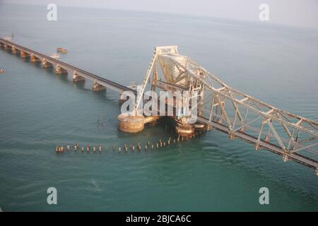 Le pont Pamban est un pont ferroviaire qui relie la ville de Mandapam en Inde continentale à l'île Pamban à Rameswaram. Banque D'Images