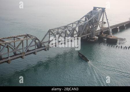 Le pont Pamban est un pont ferroviaire qui relie la ville de Mandapam en Inde continentale à l'île Pamban à Rameswaram. Banque D'Images