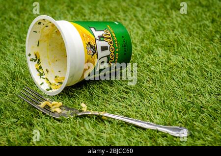 Poulet au nouilles et au goût de champignons vides et jetés, en-cas isolé sur fond blanc. Pot Noodle est fabriqué par Unilever Banque D'Images