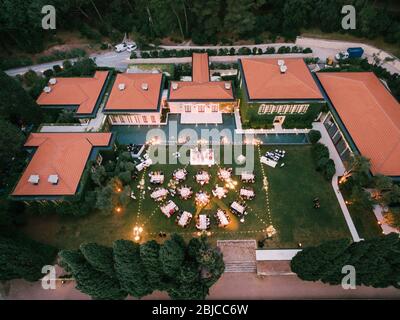 Budva, Monténégro - 10 juin 2019: Banquet de mariage, dîner, au crépuscule sous la lumière des terres de garde. Tables au banquet et une scène avec un groupe musical Banque D'Images