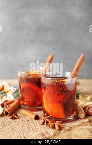 Verres de délicieux vin chaud de Noël sur toile de rackclowette, closeup Banque D'Images