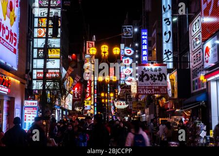 Paysage nocturne de la rue commerçante de Dotonbori. La zone commerçante la plus connue d'Osaka, au Japon Banque D'Images