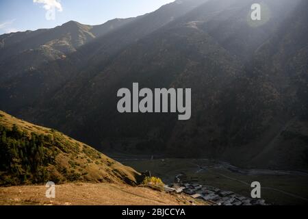 Caucase, Géorgie, région de Tusheti, Dartlo. Vue sur le village de Dartlo vidé de ses habitants pour l'hiver avec une tour médiévale Banque D'Images