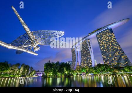 Singapour 02. 2020 janvier : Jardins de la baie avec les Super arbres la nuit, en arrière-plan l'hôtel Marina Bay Sands Banque D'Images