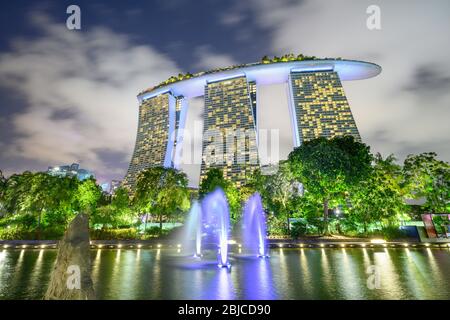 Singapour 02. 2020 janvier : Jardins de la baie avec les Super arbres la nuit, en arrière-plan l'hôtel Marina Bay Sands Banque D'Images