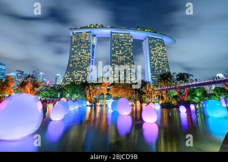 Singapour 02. 2020 janvier : Jardins de la baie avec les Super arbres la nuit, en arrière-plan l'hôtel Marina Bay Sands Banque D'Images